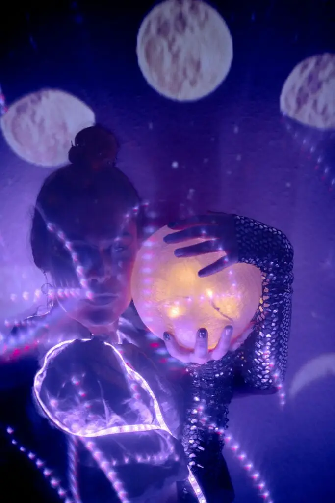 accompagnement spirituel personnalisé. Le guide sous le trait d'une femme qui contient son origine dans ses mains